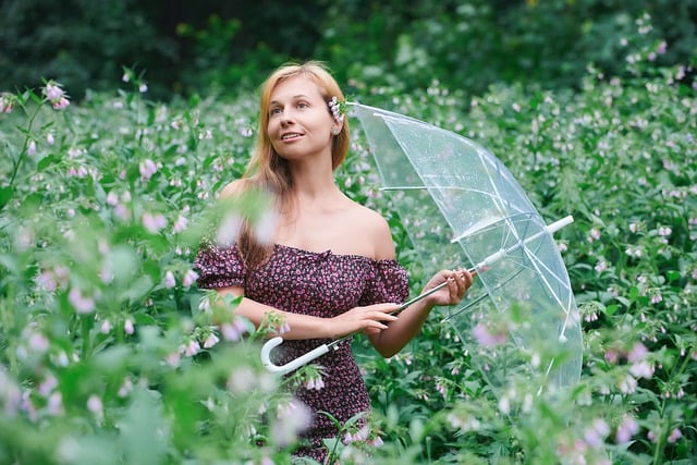 dívka s deštníkem